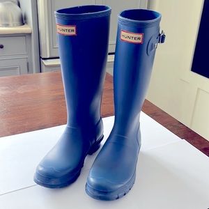 Hunter youth girls Blue rain boot.